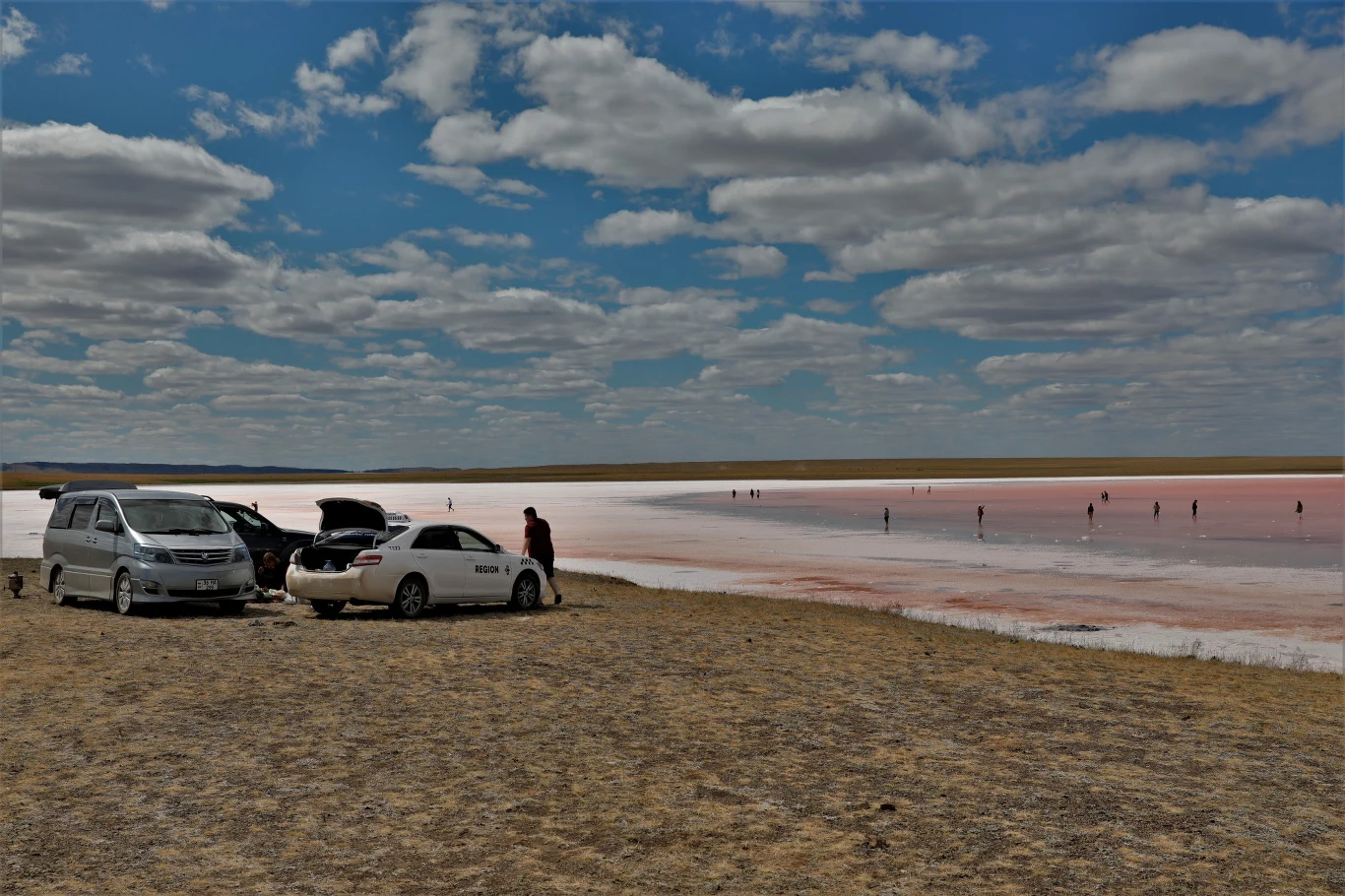 Kobeituz jest bardzo słone i właśnie temu zawdzięcza swoją nazwę. „Tuz” znaczy po kazachsku „sól”, a „kobei” to „mnożenie”. Różowy zbiornik dopiero w zeszłym roku zyskał popularność, ale jak widać po przepięknych zdjęciach, szybko jej raczej nie straci. I pomyśleć, że tylko dlatego, że zamiast krystalicznie czystej wody, wypełnia go słona, lepka maź. Kobeituz jest bardzo słone i właśnie temu zawdzięcza swoją nazwę. „Tuz” znaczy po kazachsku „sól”, a „kobei” to „mnożenie”. Różowy zbiornik dopiero w zeszłym roku zyskał popularność, ale jak widać po przepięknych zdjęciach, szybko jej raczej nie straci. I pomyśleć, że tylko dlatego, że zamiast krystalicznie czystej wody, wypełnia go słona, lepka maź.