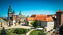 Wawel jest zresztą bliski sercu każdego Polaka i warto go zwiedzić niejeden raz, zwłaszcza z dziećmi, dla których może być wspaniałą lekcją historii i patriotyzmu. 

W Katedrze św. Stanisława i św. Wacława koronowano bowiem królów i pochowano między innymi: Tadeusza Kościuszkę, Adama Mickiewicza, Juliusza Słowackiego, Józefa Piłsudskiego oraz Lecha Kaczyńskiego. 