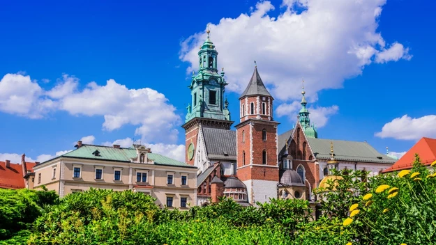 Miejsce to obrał sobie za siedzibę nasz pierwszy władca, Mieszko I z rodu Piastów, a później jego następcy: Bolesław Chrobry, Mieszko II i kolejni królowie. 

Zamek należał do ośrodków chrześcijaństwa. Przebudowywano go wiele razy, a po wojnie z Krzyżakami królowa Elżbieta, zwana matką królów, żona Kazimierza Jagiellończyka, aby go odrestaurować, musiała zastawić nawet własną suknię! 

Obecnie mieszczą się tu reprezentacyjne komnaty królewskie, sala tronowa, prywatne apartamenty z arrasami, zbrojownia, skarbiec, a wśród nich koronacyjne insygnia, między innymi miecz Szczerbiec.