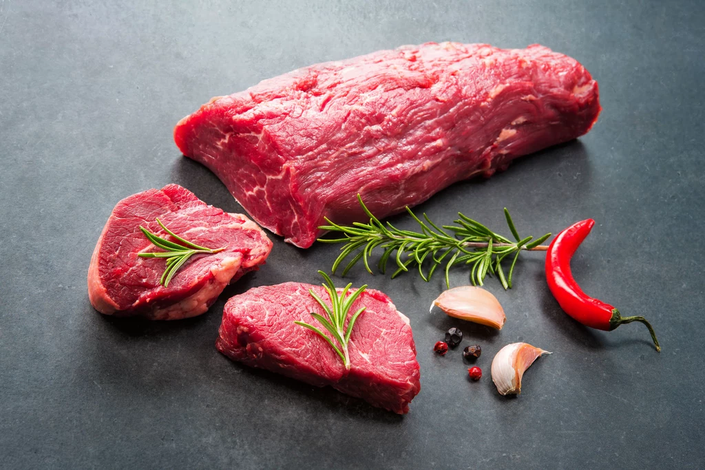 Dobry kochanek unika: Żywności przetworzonej. W różnego rodzaju fast foodach, gotowych daniach, przemysłowych przekąskach znajdują się utwardzane tłuszcze, utrudniające krążenie krwi, co ma wpływ na potencję seksualną. Soi. Pobudza ona produkcję żeńskich hormonów. Mężczyznom to niepotrzebne. Czerwonego mięsa. W nadmiarze osłabia libido. Mięty. Choć odświeża oddech, obniża testosteron. Julia Tanianis Źródło: Twoje Imperium Dobry kochanek unika: Żywności przetworzonej. W różnego rodzaju fast foodach, gotowych daniach, przemysłowych przekąskach znajdują się utwardzane tłuszcze, utrudniające krążenie krwi, co ma wpływ na potencję seksualną. Soi. Pobudza ona produkcję żeńskich hormonów. Mężczyznom to niepotrzebne. Czerwonego mięsa. W nadmiarze osłabia libido. Mięty. Choć odświeża oddech, obniża testosteron. Julia Tanianis Źródło: Twoje Imperium