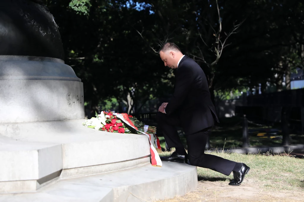 Przebywający z wizytą w Waszyngtonie prezydent Andrzej Duda złożył kwiaty przy pomniku Tadeusza Kościuszki Przebywający z wizytą w Waszyngtonie prezydent Andrzej Duda złożył kwiaty przy pomniku Tadeusza Kościuszki