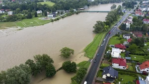 Zalany parking przy supermarkecie w Sanoku