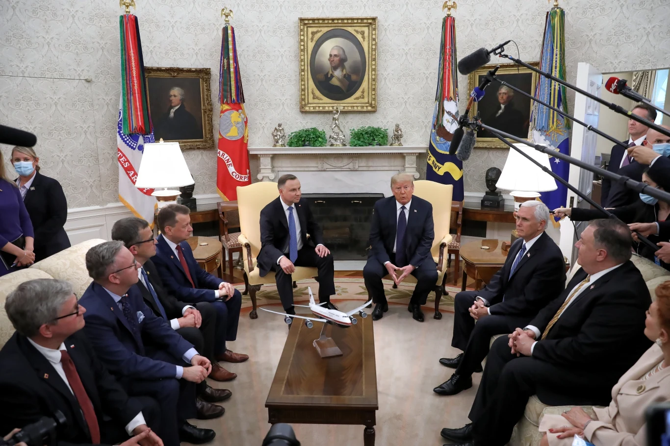 Duda ocenił, że polsko-amerykańskie relacje są bardzo dobre. Wyraził też nadzieję, że po spotkaniu z Trumpem będą one jeszcze lepsze.