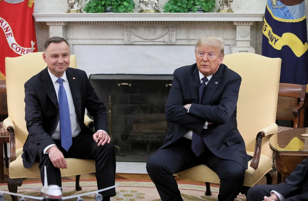 Trump odpowiadając na pytania zgromadzonych w Gabinecie Owalnym dziennikarzy, powiedział: "Myślę, że to rzeczywiście zaszczyt, że to właśnie z prezydentem Polski mogę się spotkać. Polska to rzeczywiście wspaniały kraj i mam też bardzo dobre relacje osobiste z panem prezydentem (Dudą). To prawda, że to pan prezydent jest pierwszym gościem po tej pladze (koronawirusa). To naprawdę zaszczyt, że jest z nami". Trump odpowiadając na pytania zgromadzonych w Gabinecie Owalnym dziennikarzy, powiedział: "Myślę, że to rzeczywiście zaszczyt, że to właśnie z prezydentem Polski mogę się spotkać. Polska to rzeczywiście wspaniały kraj i mam też bardzo dobre relacje osobiste z panem prezydentem (Dudą). To prawda, że to pan prezydent jest pierwszym gościem po tej pladze (koronawirusa). To naprawdę zaszczyt, że jest z nami".