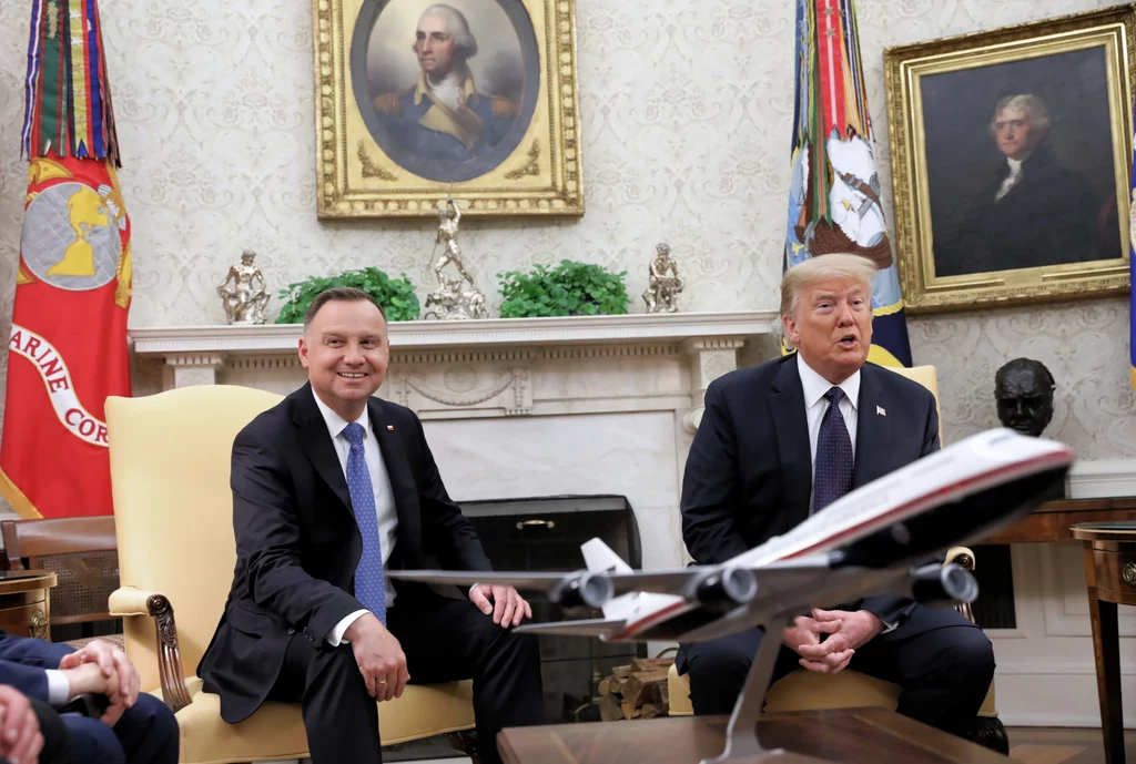 Prezydent Duda przyznał, że to dla niego zaszczyt, że może być w Białym Domu. "Jestem pierwszym prezydentem, który gości tutaj po tym, jak zostały otwarte granice po lockdownie, dlatego bardzo dziękuję za to zaproszenie" - mówił. Prezydent Duda przyznał, że to dla niego zaszczyt, że może być w Białym Domu. "Jestem pierwszym prezydentem, który gości tutaj po tym, jak zostały otwarte granice po lockdownie, dlatego bardzo dziękuję za to zaproszenie" - mówił.