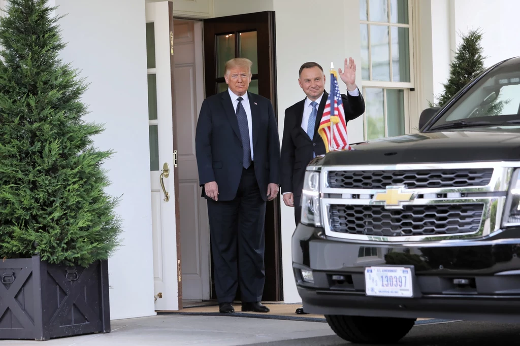 "To zaszczyt, że prezydent Duda jest z nami, mój przyjaciel. Odbyliśmy szereg dyskusji i naprawdę współpracujemy z Polską bardzo dobrze, nigdy nie mieliśmy lepszych relacji, nie byliśmy bliżej Polski, niż teraz" - powiedział Trump. "To zaszczyt, że prezydent Duda jest z nami, mój przyjaciel. Odbyliśmy szereg dyskusji i naprawdę współpracujemy z Polską bardzo dobrze, nigdy nie mieliśmy lepszych relacji, nie byliśmy bliżej Polski, niż teraz" - powiedział Trump.