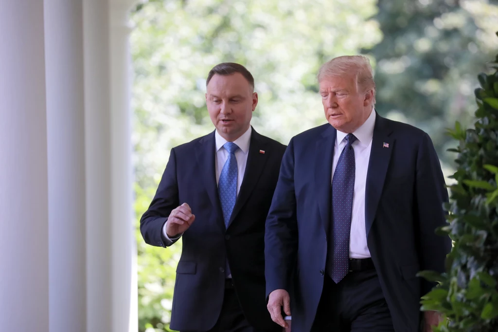 Prezydenci podpisali wspólną deklarację. "Polska i USA będą kontynuowały pogłębianie współpracy obronnej także przez rozwój planów wzmocnienia więzi wojskowych. Wyrażamy zadowolenie z rozpoczęcia nowego rozdziału we współpracy energetycznej przez partnerstwo na rzecz rozwoju polskiego sektora cywilnej energii jądrowej" - przewiduje wspólna deklaracja prezydentów podpisana w Waszyngtonie. Trump poinformował ponadto o podpisaniu deklaracji dotyczącej sieci 5G. Prezydenci podpisali wspólną deklarację. "Polska i USA będą kontynuowały pogłębianie współpracy obronnej także przez rozwój planów wzmocnienia więzi wojskowych. Wyrażamy zadowolenie z rozpoczęcia nowego rozdziału we współpracy energetycznej przez partnerstwo na rzecz rozwoju polskiego sektora cywilnej energii jądrowej" - przewiduje wspólna deklaracja prezydentów podpisana w Waszyngtonie. Trump poinformował ponadto o podpisaniu deklaracji dotyczącej sieci 5G.