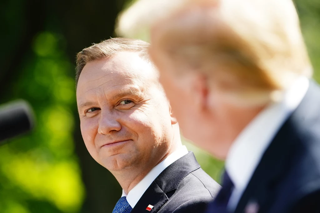 "Będziemy zmniejszać liczbę żołnierzy w Niemczech, prawdopodobnie przenieślibyśmy część z nich do innych krajów Europy, w tym do Polski" - powiedział Trump. Prezydent Duda przyznał, że zwrócił się z prośbą do amerykańskiego prezydenta, by nie wycofywał sił z Europy. "Polska jest gotowa na przyjęcie amerykańskich żołnierzy" - stwierdził Andrzej Duda. "Będziemy zmniejszać liczbę żołnierzy w Niemczech, prawdopodobnie przenieślibyśmy część z nich do innych krajów Europy, w tym do Polski" - powiedział Trump. Prezydent Duda przyznał, że zwrócił się z prośbą do amerykańskiego prezydenta, by nie wycofywał sił z Europy. "Polska jest gotowa na przyjęcie amerykańskich żołnierzy" - stwierdził Andrzej Duda.