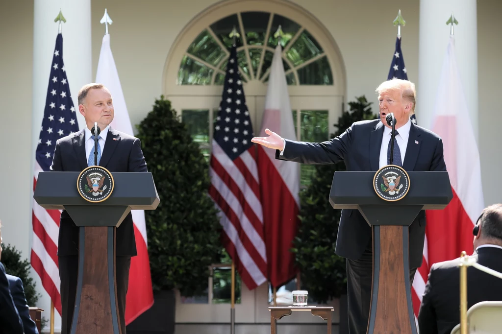 Prezydent RP Andrzej Duda (L) oraz prezydent Stanów Zjednoczonych Donald Trump (P) podczas wspólnej konferencji prasowej w Ogrodzie Różanym Białego Domu Prezydent RP Andrzej Duda (L) oraz prezydent Stanów Zjednoczonych Donald Trump (P) podczas wspólnej konferencji prasowej w Ogrodzie Różanym Białego Domu