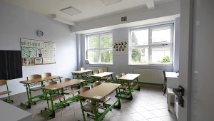 Ławki w sali lekcyjnej, zdjęcie ilustracyjne