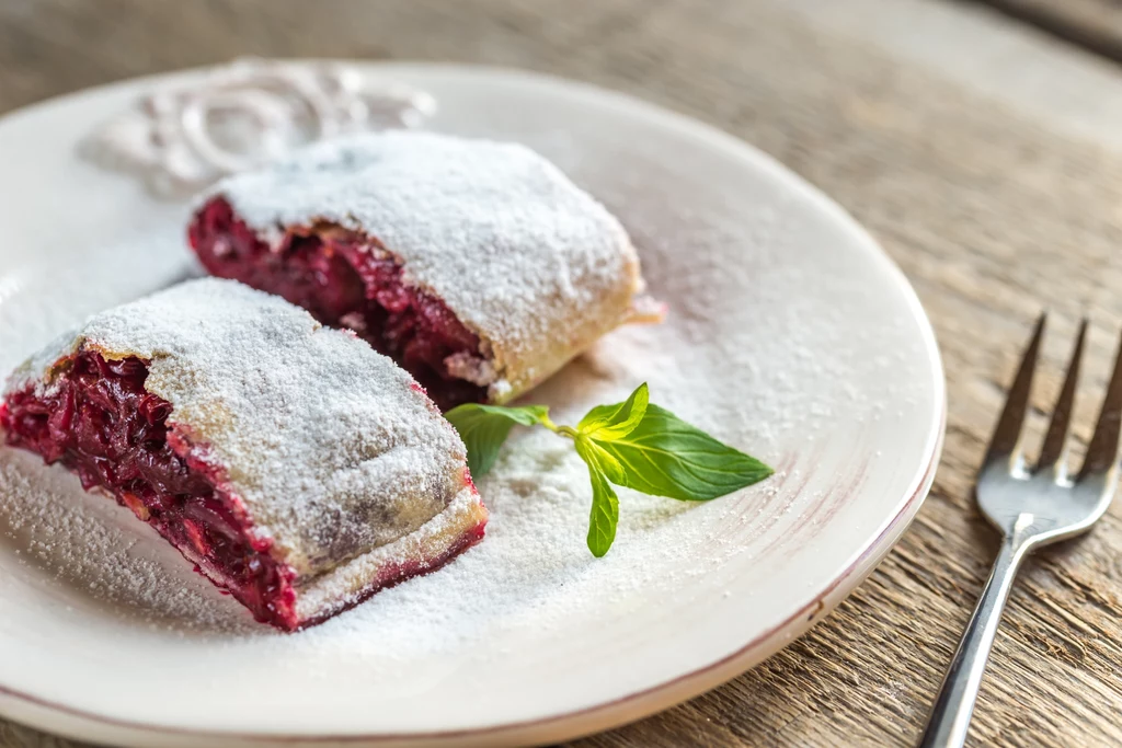 Strudel z wiśniami przyrządzisz w około półtorej godziny