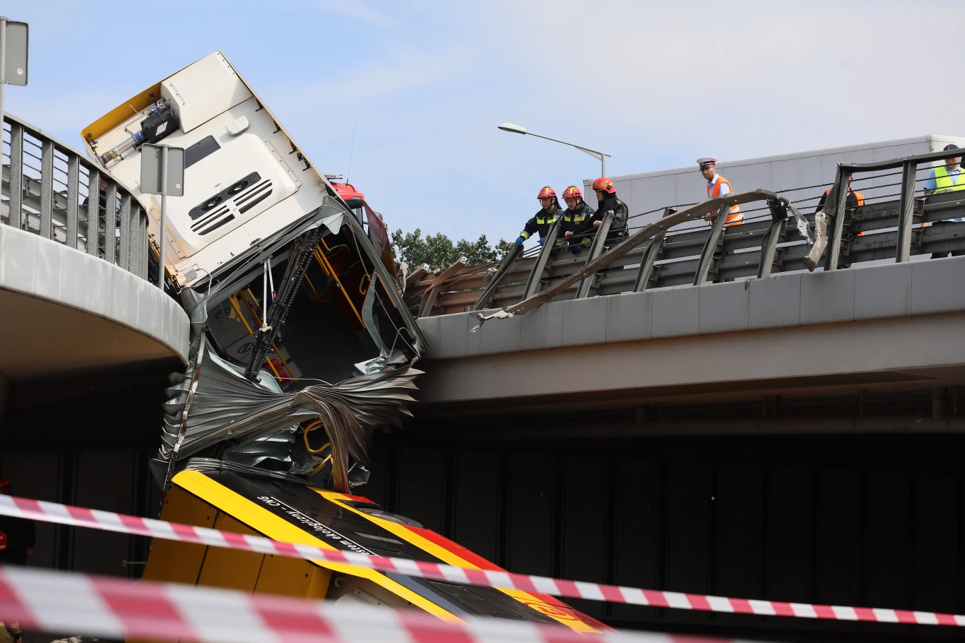 Z informacji, jakie przekazały służby, wynika, że w wypadku ranne zostały 22 osoby, a 17 z nich trafiło do szpitali.