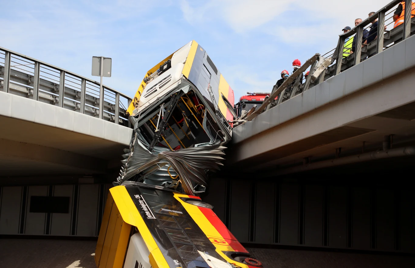 "O godz. 12:39 otrzymaliśmy zgłoszenie, że autobus MPK, jadący w stronę Żoliborza, miał wypadek. Jego tylna część zsunęła się na ścieżkę rowerową Wisłostrady" - powiedział Interii sierżant sztabowy Irmina Sulich z biura prasowego warszawskiej policji. 