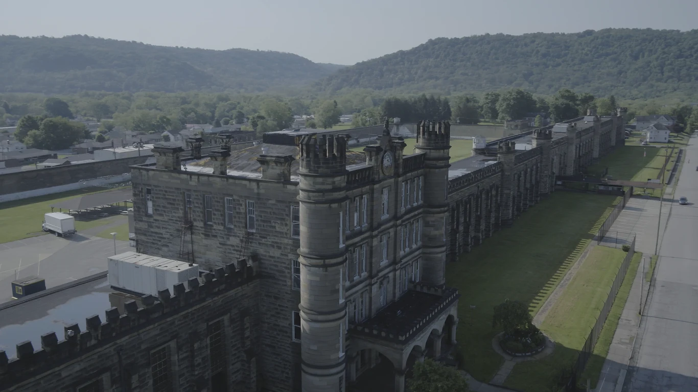 Za gotyckimi fasadami zakładu karnego w Moundsville kryją się mroczne historie, o których uczestnicy woleli zapomnieć. Owiany złą sławą kompleks więzienny powstał w 1876 r. i podczas, gdy jeszcze funkcjonował, został uznany przez Departament Sprawiedliwości za jeden z najbardziej brutalnych zakładów karnych w USA. Jego 120-letnią historię przepełniają zamieszki, pożary, tortury i egzekucje, nie zawsze wykonywane z orzeczenia sądu. Ci, którzy odważyli się odwiedzić to miejsce po zamknięciu w 1995 r. uważają, że dzieją się tu rzeczy trudne do wytłumaczenia nawet dla największego sceptyka sił paranormalnych. W czwartym sezonie „Opuszczonych konstrukcji” od 25 czerwca co czwartek o godz. 21:00 na National Geographic odkryjemy kolejne karty historii budowli, które pod pyłem, rdzą i pęknięciami kryją historie idei, przedsięwzięć, a przede wszystkim związanych z tymi miejscami ludzi. Za gotyckimi fasadami zakładu karnego w Moundsville kryją się mroczne historie, o których uczestnicy woleli zapomnieć. Owiany złą sławą kompleks więzienny powstał w 1876 r. i podczas, gdy jeszcze funkcjonował, został uznany przez Departament Sprawiedliwości za jeden z najbardziej brutalnych zakładów karnych w USA. Jego 120-letnią historię przepełniają zamieszki, pożary, tortury i egzekucje, nie zawsze wykonywane z orzeczenia sądu. Ci, którzy odważyli się odwiedzić to miejsce po zamknięciu w 1995 r. uważają, że dzieją się tu rzeczy trudne do wytłumaczenia nawet dla największego sceptyka sił paranormalnych. W czwartym sezonie „Opuszczonych konstrukcji” od 25 czerwca co czwartek o godz. 21:00 na National Geographic odkryjemy kolejne karty historii budowli, które pod pyłem, rdzą i pęknięciami kryją historie idei, przedsięwzięć, a przede wszystkim związanych z tymi miejscami ludzi.