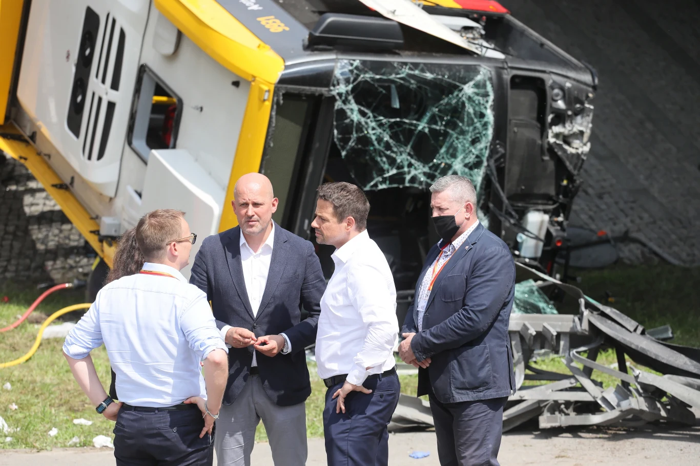 Prezydent Warszawy Rafał Trzaskowski (drugi z prawej) na miejscu wypadku autobusu miejskiego w Warszawie