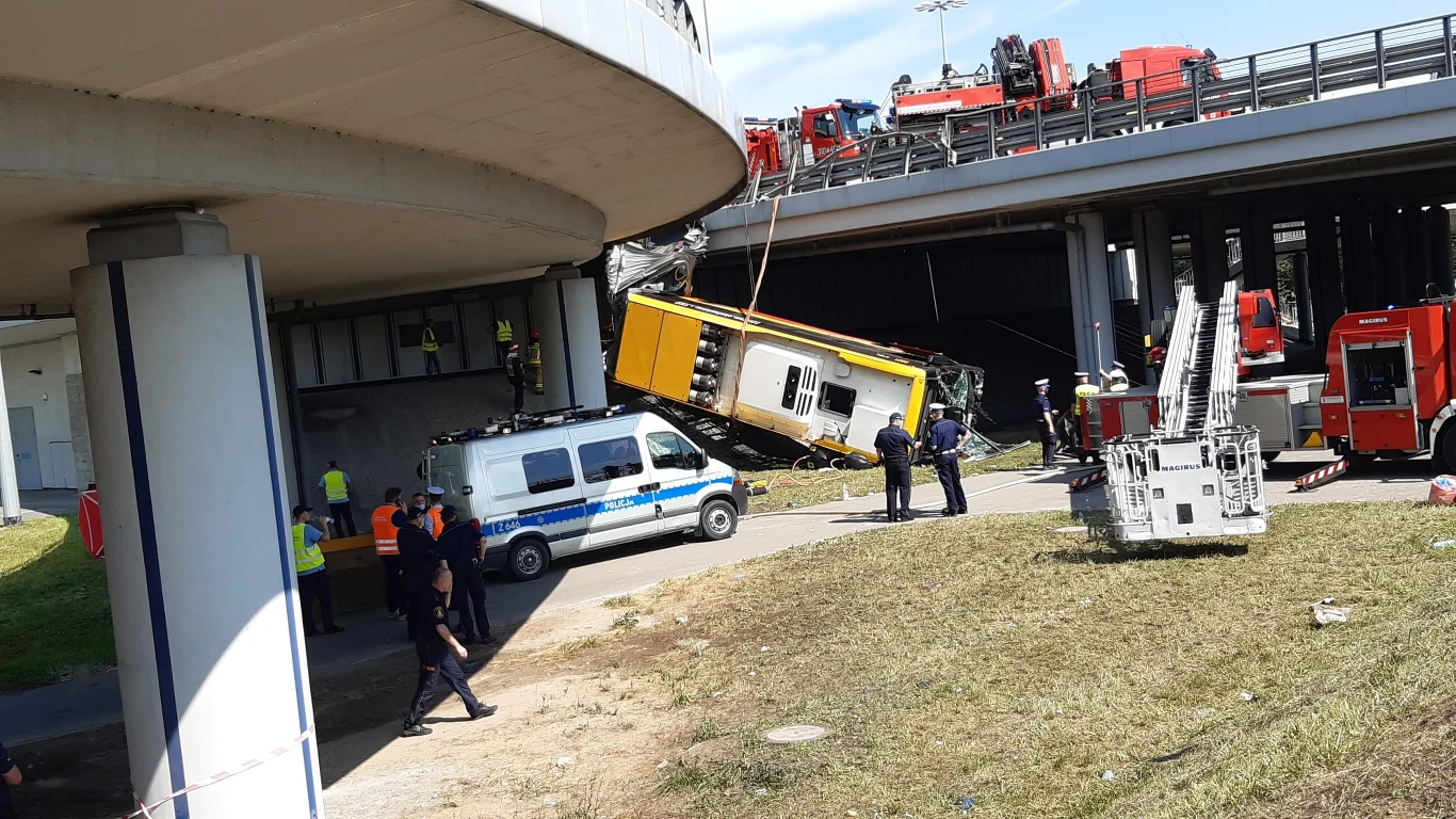 Służby na miejscu wypadku w Warszawie 