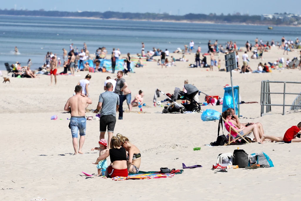 Ludzie na plaży w Sarbinowie