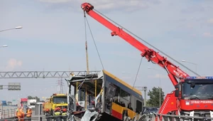 Autobus spadł z wiaduktu. Kierowca zeznał, że nie pamięta, jak do tego doszło