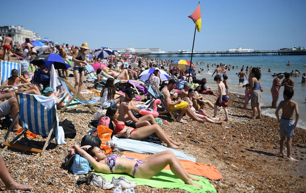 Plaże na południu Anglii, w tym w szczególności w hrabstwie Dorset, były przez cały dzień zatłoczone do tego stopnia, że dochodziło nawet do bójek o miejsce do leżenia, zaś na drogach dojazdowych tworzyły się wielokilometrowe korki. Plaże na południu Anglii, w tym w szczególności w hrabstwie Dorset, były przez cały dzień zatłoczone do tego stopnia, że dochodziło nawet do bójek o miejsce do leżenia, zaś na drogach dojazdowych tworzyły się wielokilometrowe korki.