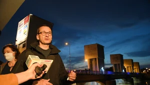 Premier Mateusz Morawiecki podczas posiedzenia Wojewódzkiego Sztabu Zarządzania Kryzysowego w Rzeszowie