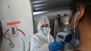 Pomiar temperatury na lotnisku, zdjęcie ilustracyjne