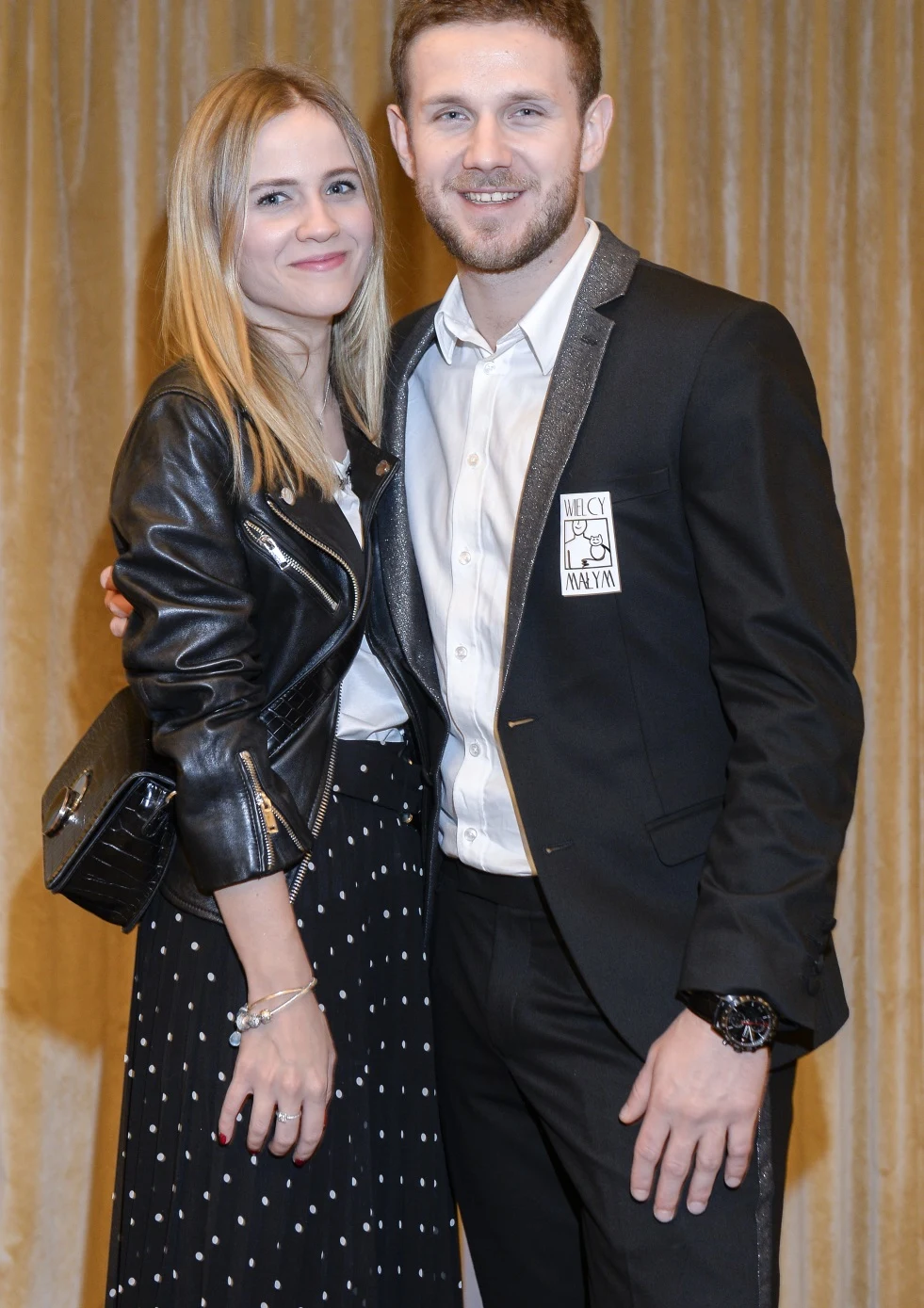 Antek Królikowski, tak jak Beata Tadla zaliczył w tym roku zarówno rozstanie, jak i nowy związek. Aktor porzucił Katarzynę Dąbrowską dla aktorki Joanny Opozdy. Aktorska para deklaruje miłość aż po grób i na każdym kroku raczy fanów wspólnymi zdjęciami. Antek Królikowski, tak jak Beata Tadla zaliczył w tym roku zarówno rozstanie, jak i nowy związek. Aktor porzucił Katarzynę Dąbrowską dla aktorki Joanny Opozdy. Aktorska para deklaruje miłość aż po grób i na każdym kroku raczy fanów wspólnymi zdjęciami.