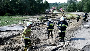 Strażacy pracują przy usuwaniu zniszczeń w miejscowości Hadle Kańczuckie (pow. przeworski). 