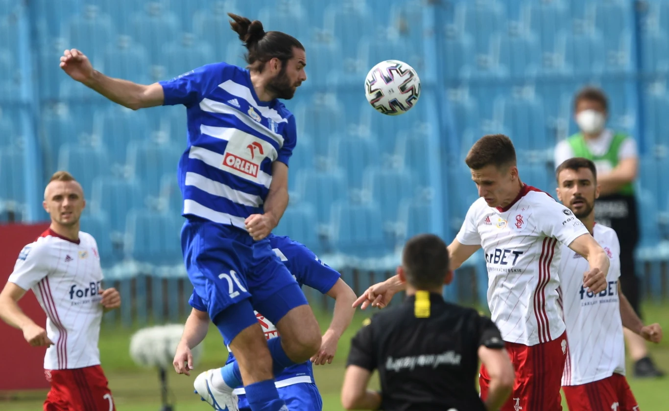 Cillian Sherifan (w niebieskiej koszulce) otworzył wynik meczu Cillian Sherifan (w niebieskiej koszulce) otworzył wynik meczu