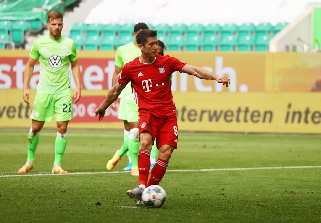 Robert Lewandowski strzela gola z rzutu karnego