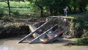 Zerwany most w miejscowości Manasterz (woj. podkarpackie)