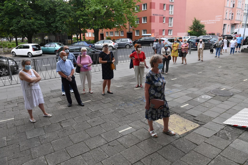 Do lokalu wyborczego trzeba wziąć dokument tożsamości; dokument pozwoli na znalezienie wyborcy w spisie wyborców i dopuszczenie go do głosowania. Jeśli wyborca będzie korzystał z zaświadczenia o prawie do głosowania, komisja dopisze go do spisu wyborców. Do lokalu wyborczego trzeba wziąć dokument tożsamości; dokument pozwoli na znalezienie wyborcy w spisie wyborców i dopuszczenie go do głosowania. Jeśli wyborca będzie korzystał z zaświadczenia o prawie do głosowania, komisja dopisze go do spisu wyborców.