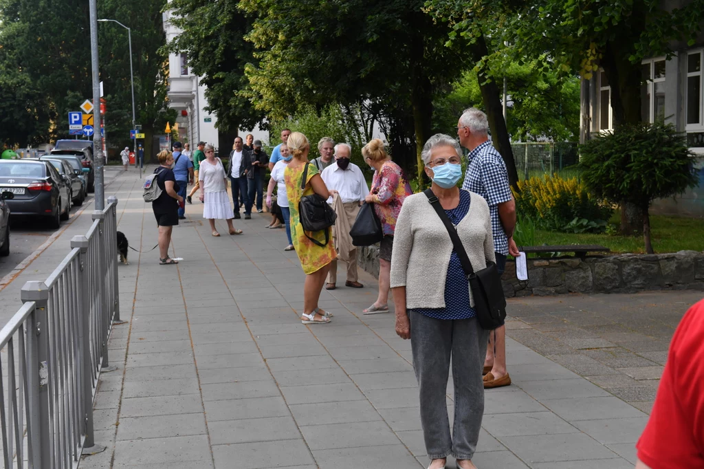Wielu z głosujących przyszło w odświętnych ubraniach w towarzystwie rodzin. Wielu z głosujących przyszło w odświętnych ubraniach w towarzystwie rodzin.