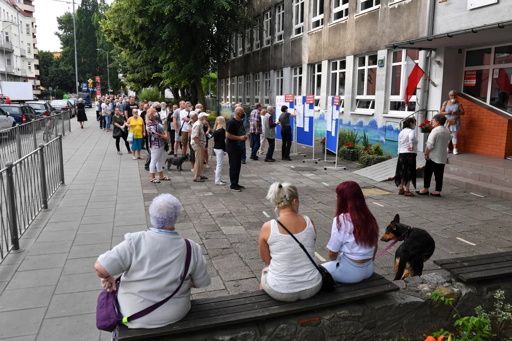 Na dole każdej karty znajdzie się informacja o sposobie głosowania. Autentyczność karty będą potwierdzały: wydruk pieczęci Państwowej Komisji Wyborczej (za granicą jest to pieczęć konsulatu) oraz odcisk pieczęci obwodowej komisji wyborczej. Na dole każdej karty znajdzie się informacja o sposobie głosowania. Autentyczność karty będą potwierdzały: wydruk pieczęci Państwowej Komisji Wyborczej (za granicą jest to pieczęć konsulatu) oraz odcisk pieczęci obwodowej komisji wyborczej.