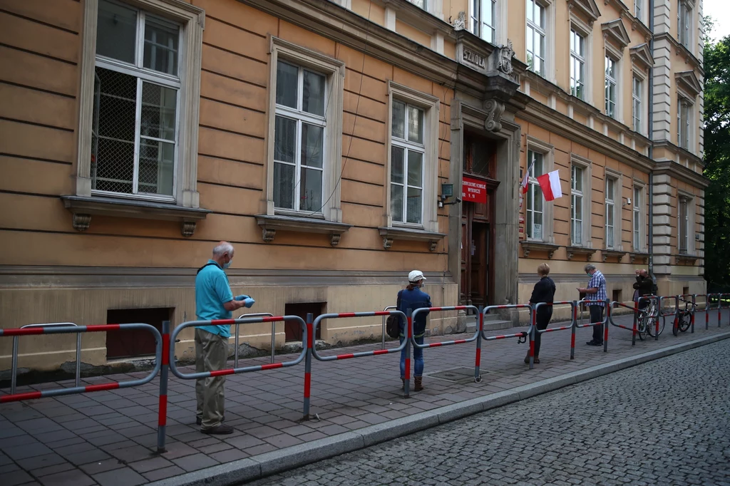 Aby oddać ważny głos, należało wpisać znak X w kratkę znajdującą się po lewej stronie nazwiska wybranego kandydata. Za nieważny uznaje się głos, gdy wyborca w żadnej z kratek nie postawi znaku X lub zagłosuje na więcej niż jedną osobę. Aby oddać ważny głos, należało wpisać znak X w kratkę znajdującą się po lewej stronie nazwiska wybranego kandydata. Za nieważny uznaje się głos, gdy wyborca w żadnej z kratek nie postawi znaku X lub zagłosuje na więcej niż jedną osobę.