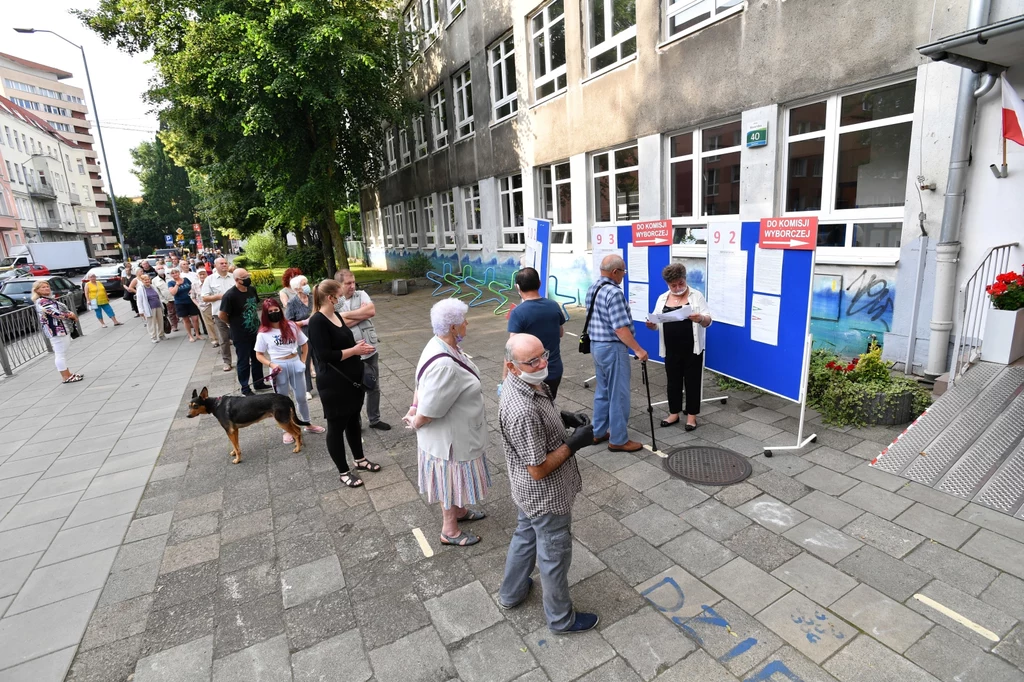 Po zakończeniu ciszy wyborczej stacje TVP, TVN i Polsat podadzą szacunkowe wyniki wyborów oparte na badaniu exit poll, czyli na odpowiedziach udzielanych przez wyborców po wyjściu z lokalu wyborczego. Po zakończeniu ciszy wyborczej stacje TVP, TVN i Polsat podadzą szacunkowe wyniki wyborów oparte na badaniu exit poll, czyli na odpowiedziach udzielanych przez wyborców po wyjściu z lokalu wyborczego.