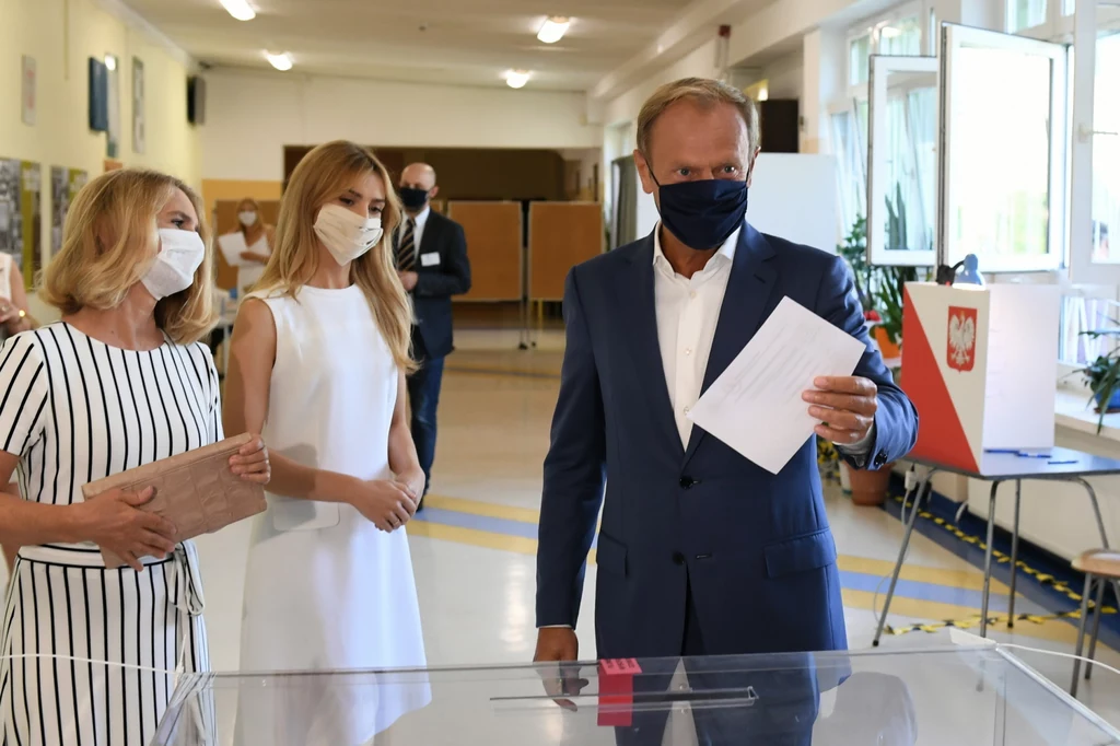 Przewodniczący Europejskiej Partii Ludowej Donald Tusk oddaje głos w siedzibe Komisji Wyborczej nr 8 w Sopocie