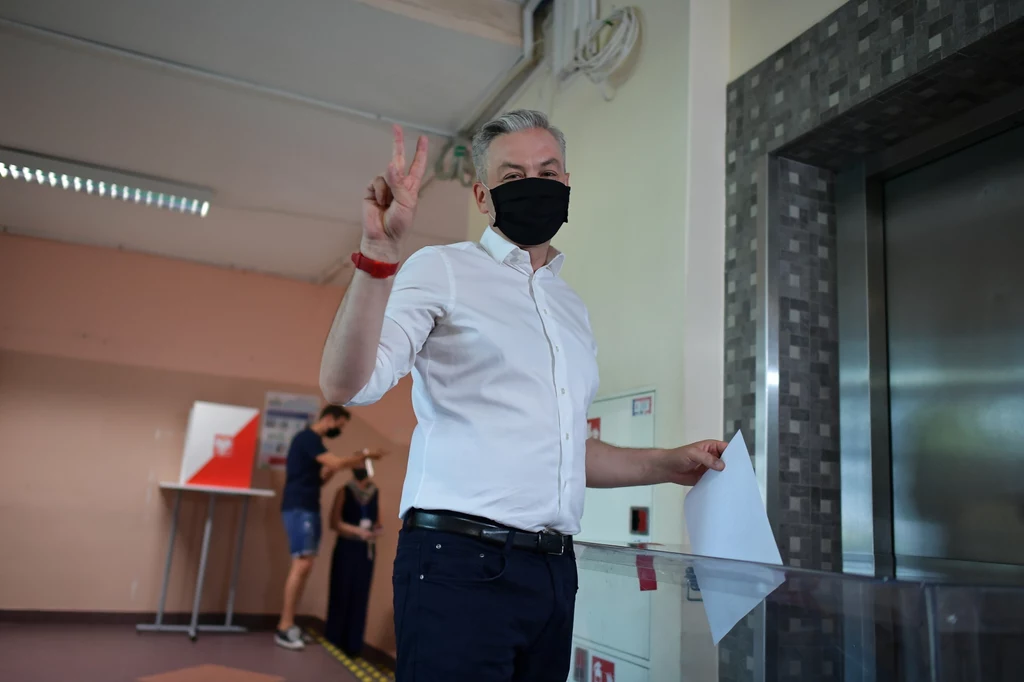 Poseł Parlamentu Europejskiego, kandydat Lewicy w wyborach prezydenckich Robert Biedroń w lokalu wyborczym w Warszawie