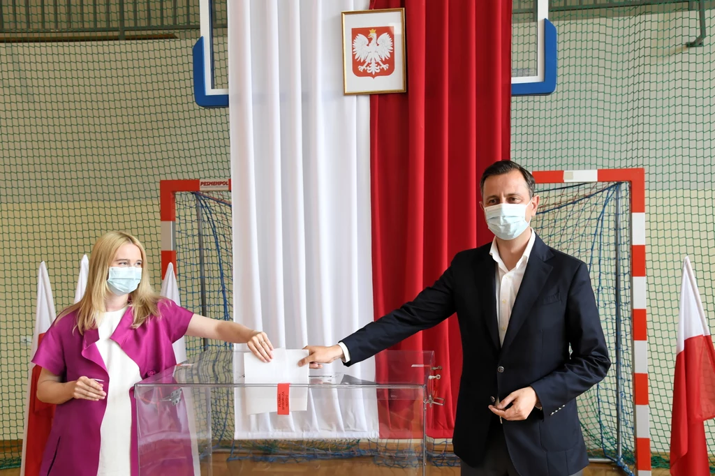 Prezes PSL, kandydat w wyborach prezydenckich Władysław Kosiniak-Kamysz z żoną Pauliną podczas głosowania, w lokalu wyborczym w małopolskich Zręczycach (gm. Gdów)