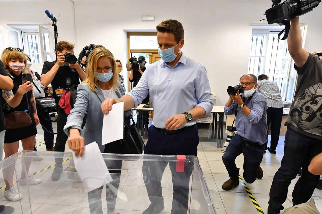 Prezydent Warszawy, kandydat w wyborach prezydenckich Rafał Trzaskowski z małżonką Małgorzatą Trzaskowską podczas głosowania w lokalu wyborczym przy ul. Konwiktorskiej w Warszawie