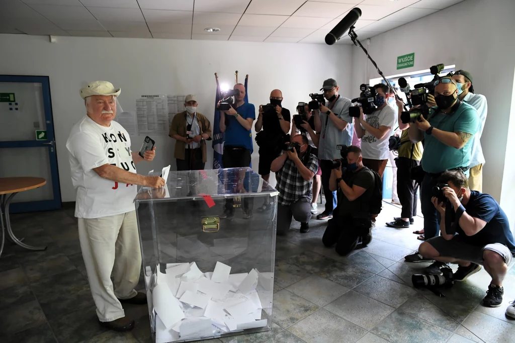 Były prezydent RP Lech Wałęsa oddaje głos w lokalu wyborczym w Gdańsku
