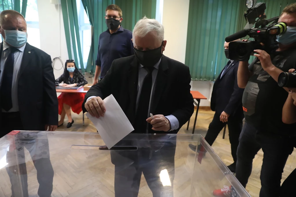 Prezes PiS Jarosław Kaczyński podczas głosowania w lokalu wyborczym na warszawskim Żoliborzu