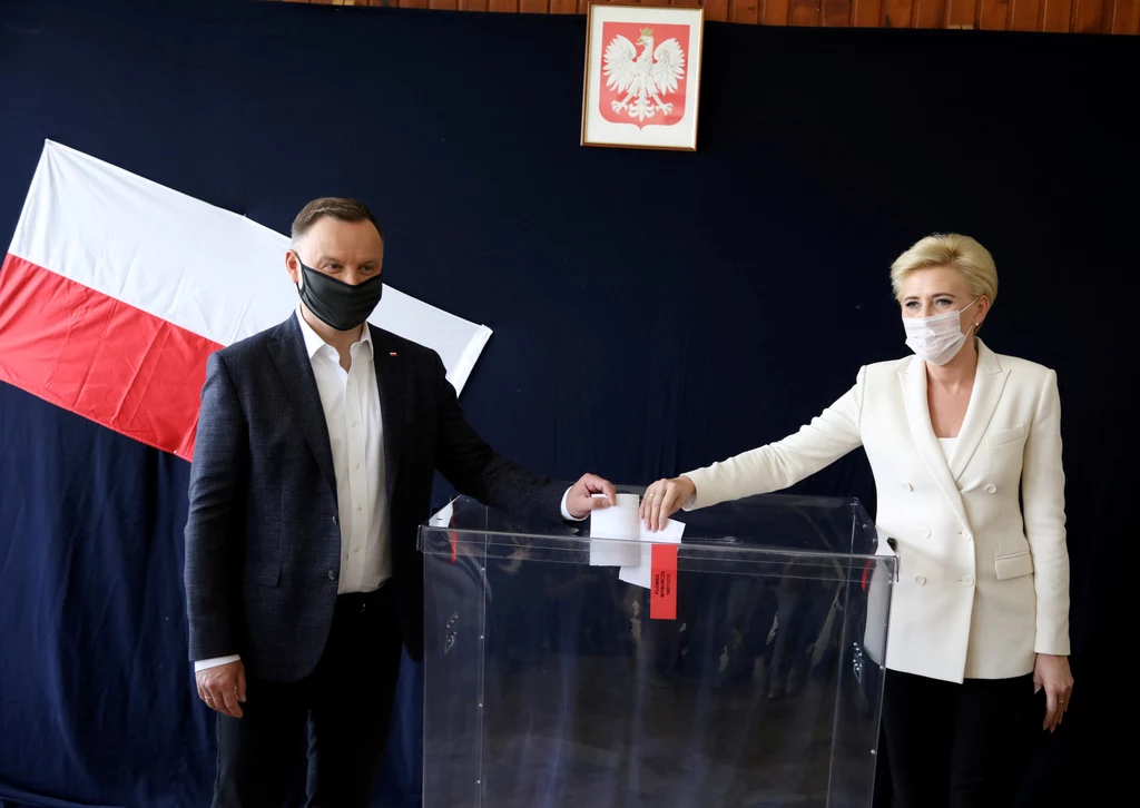 Starający się o reelekcję prezydent Andrzej Duda w niedzielę oddał głos w Obwodowej Komisji Wyborczej nr 79 w Krakowie. Towarzyszyła mu żona Agata Kornhauser-Duda.