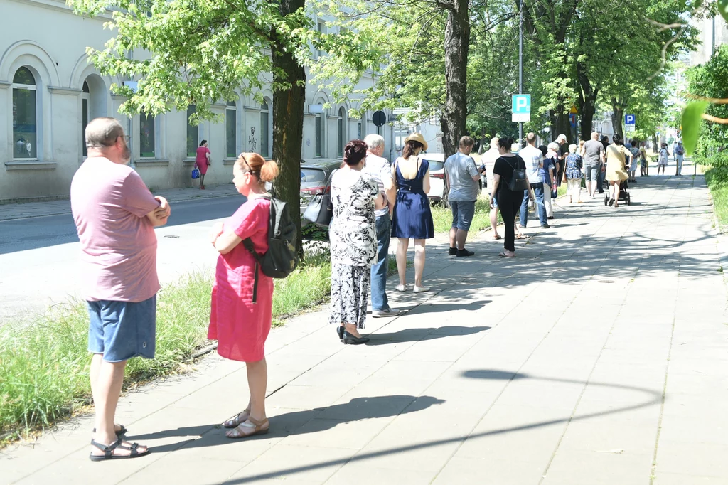 Frekwencja w niedzielnych wyborach prezydenckich na godz. 17 wyniosła 47,89 proc. osób uprawnionych do udziału w tych wyborach - podała Państwowa Komisja Wyborcza. Jak przekazano, na razie nie wystąpiła żadna z nadzwyczajnych sytuacji, która spowodowałaby wydłużenie ciszy wyborczej. Na zdjęciu: Kolejka przed lokalem wyborczym w Łodzi Frekwencja w niedzielnych wyborach prezydenckich na godz. 17 wyniosła 47,89 proc. osób uprawnionych do udziału w tych wyborach - podała Państwowa Komisja Wyborcza. Jak przekazano, na razie nie wystąpiła żadna z nadzwyczajnych sytuacji, która spowodowałaby wydłużenie ciszy wyborczej. Na zdjęciu: Kolejka przed lokalem wyborczym w Łodzi
