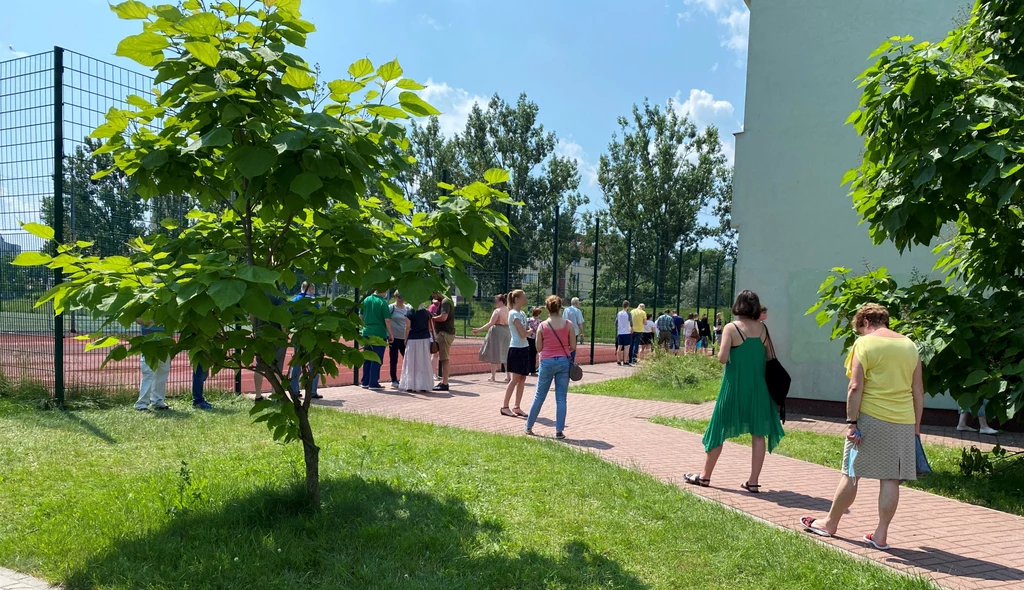W niedzielę po południu przed komisjami wyborczymi w Warszawie można było spotkać mieszkańców, którzy z całymi rodzinami wybrali się na wybory. Wszyscy mieli na twarzach maseczki, niektórzy także rękawiczki. W niedzielę po południu przed komisjami wyborczymi w Warszawie można było spotkać mieszkańców, którzy z całymi rodzinami wybrali się na wybory. Wszyscy mieli na twarzach maseczki, niektórzy także rękawiczki.