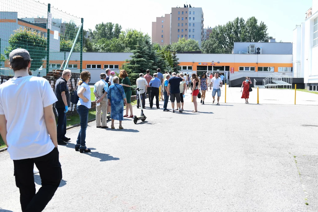 Głosowanie - a zarazem cisza wyborcza - mogą zostać przedłużone w wyniku nadzwyczajnych wydarzeń, czyli np. powodzi, zalania lokalu wyborczego, katastrofy budowlanej, komunikacyjnej czy konieczności dodrukowania kart do głosowania. Chodzi o przeszkody, które utrudniają bądź paraliżują pracę obwodowej komisji wyborczej i wykluczają lub w poważnym stopniu ograniczają dotarcie wyborców do lokalu wyborczego. Głosowanie - a zarazem cisza wyborcza - mogą zostać przedłużone w wyniku nadzwyczajnych wydarzeń, czyli np. powodzi, zalania lokalu wyborczego, katastrofy budowlanej, komunikacyjnej czy konieczności dodrukowania kart do głosowania. Chodzi o przeszkody, które utrudniają bądź paraliżują pracę obwodowej komisji wyborczej i wykluczają lub w poważnym stopniu ograniczają dotarcie wyborców do lokalu wyborczego.