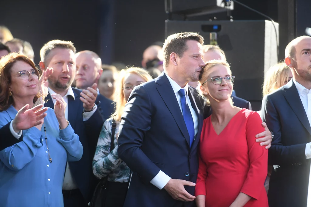 Podkreślił, że mamy szanse wygrać wybory. "Z takimi wynikami można iść się bić o Polskę" - oświadczył. Podkreślił, że mamy szanse wygrać wybory. "Z takimi wynikami można iść się bić o Polskę" - oświadczył.