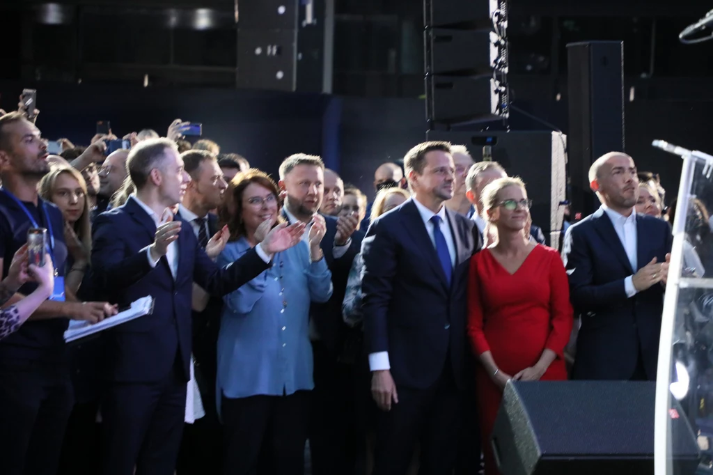Podkreślił, że w drugiej turze wyborów Polscy zdecydują, czy będą mieli "silnego prezydenta, który patrzy władzy na ręce", czy prezydenta, "który niestety nie szanuje nawet swojego podpisu". Podkreślił, że w drugiej turze wyborów Polscy zdecydują, czy będą mieli "silnego prezydenta, który patrzy władzy na ręce", czy prezydenta, "który niestety nie szanuje nawet swojego podpisu".
