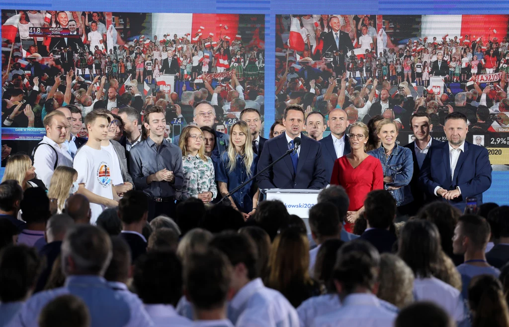 "Władza jest dla obywateli" - podkreślił Trzaskowski, dodając, że obywatele nie są dla władzy. "Musi być równowaga. Monopol władzy nigdy dobrze się nie kończy. O tym będą te wybory" - stwierdził kandydat KO. "Władza jest dla obywateli" - podkreślił Trzaskowski, dodając, że obywatele nie są dla władzy. "Musi być równowaga. Monopol władzy nigdy dobrze się nie kończy. O tym będą te wybory" - stwierdził kandydat KO.