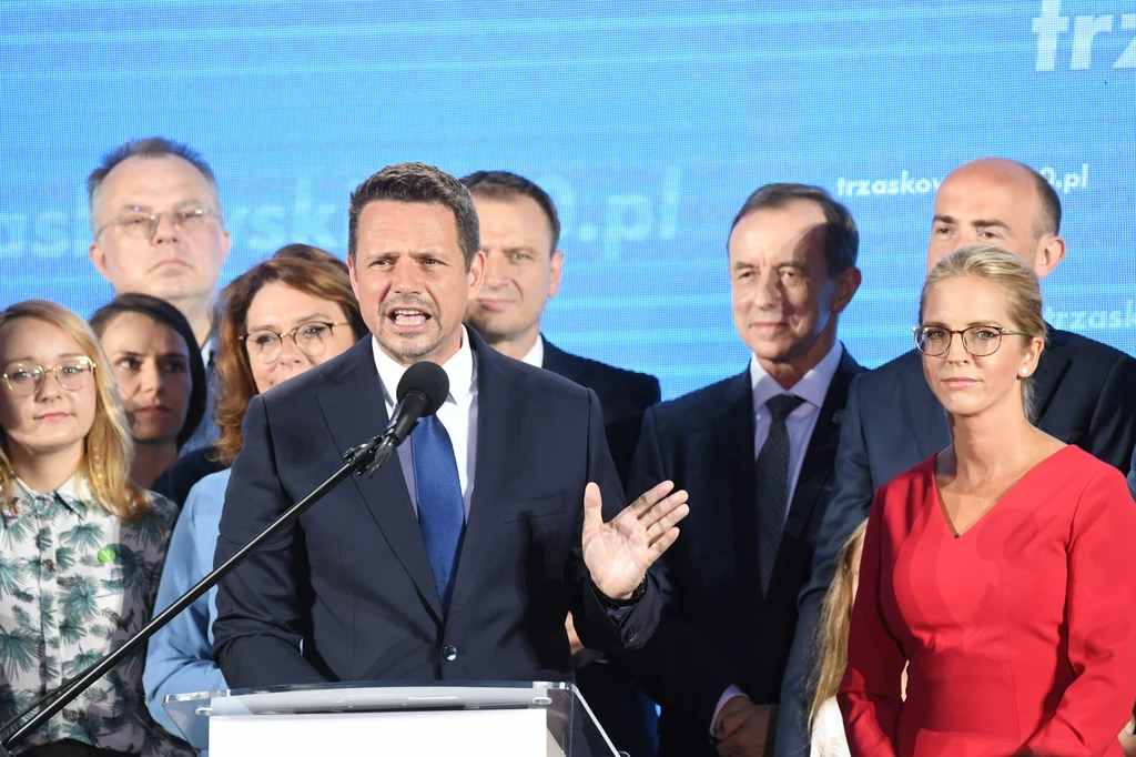 Kandydat podziękował żonie i rodzinie "za cierpliwość i wytrwałość". "Ale zanim podziękuję całej Polsce chciałbym najserdeczniej podziękować Małgorzacie Kidawie-Błońskiej" - mówił Trzaskowski. Kandydat podziękował żonie i rodzinie "za cierpliwość i wytrwałość". "Ale zanim podziękuję całej Polsce chciałbym najserdeczniej podziękować Małgorzacie Kidawie-Błońskiej" - mówił Trzaskowski.