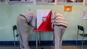 Głosowanie w jednej z warszawskich komisji wyborczych